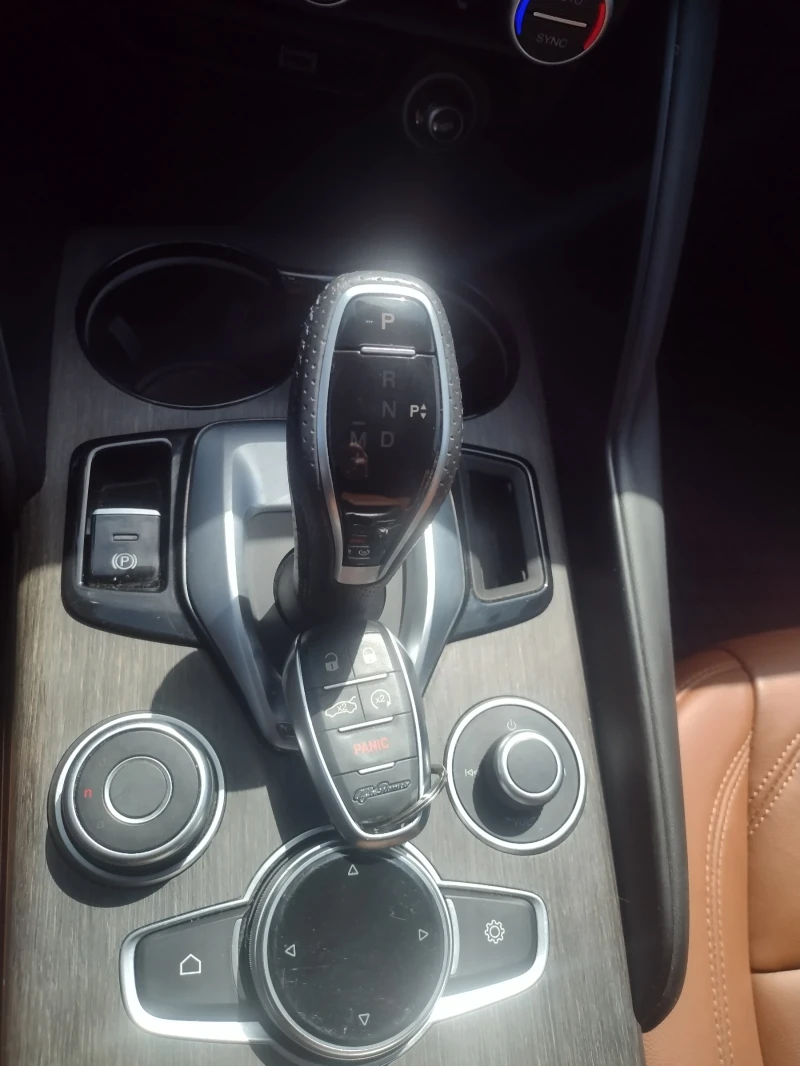 Alfa Romeo Giulia 2.0 Ti RWD, снимка 13 - Автомобили и джипове - 53105526