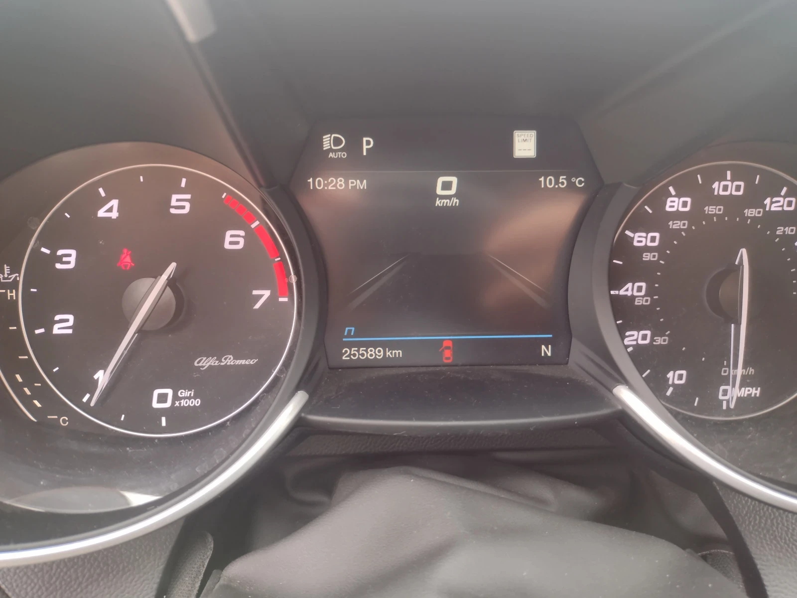 Alfa Romeo Giulia 2.0 Ti RWD - изображение 10