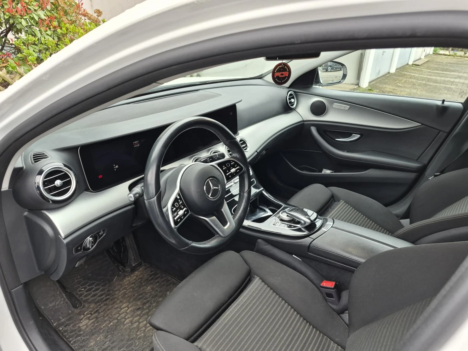 Mercedes-Benz E 220, снимка 9 - Автомобили и джипове - 54036140