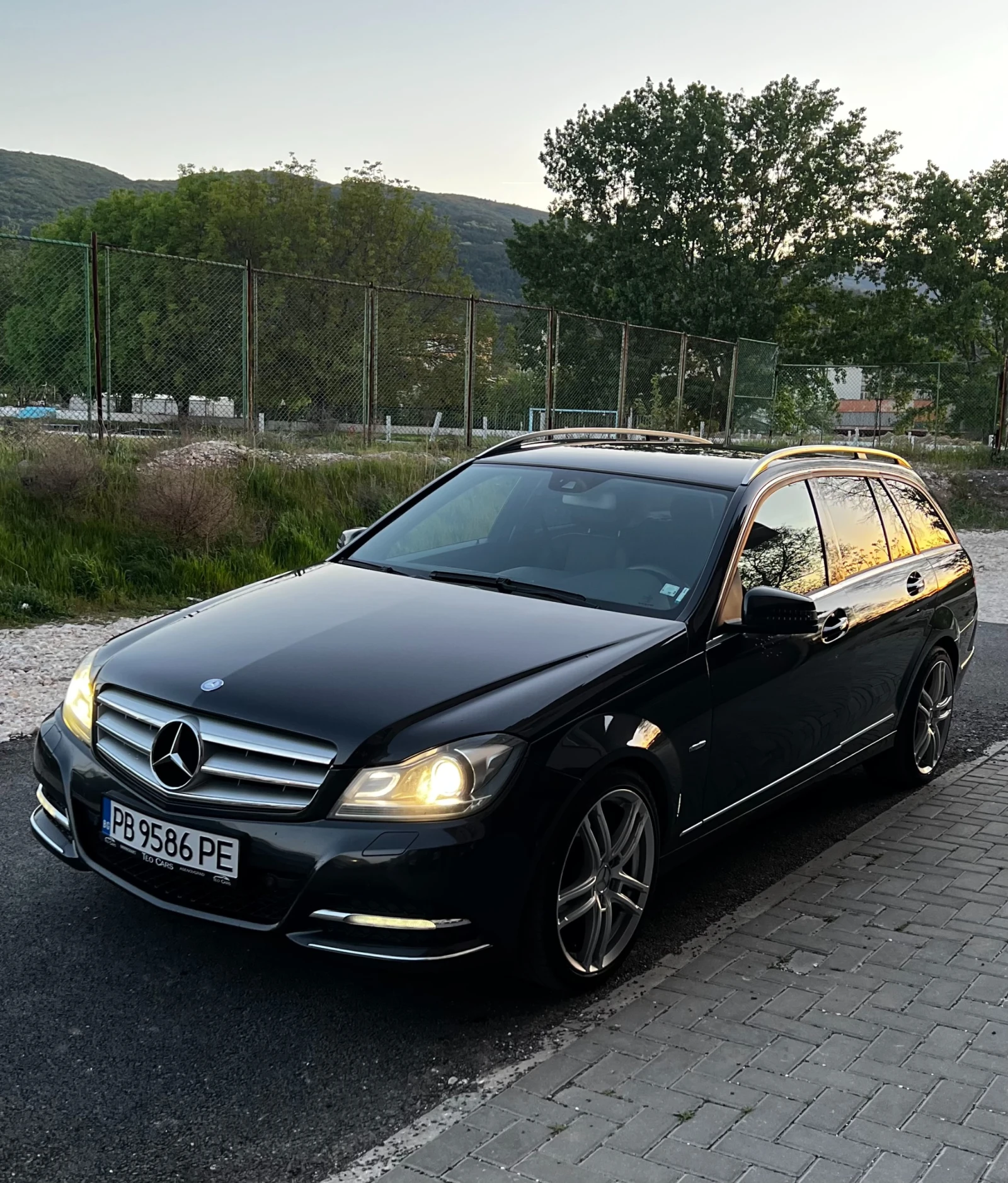 Mercedes-Benz C 220, снимка 3 - Автомобили и джипове - 54783649