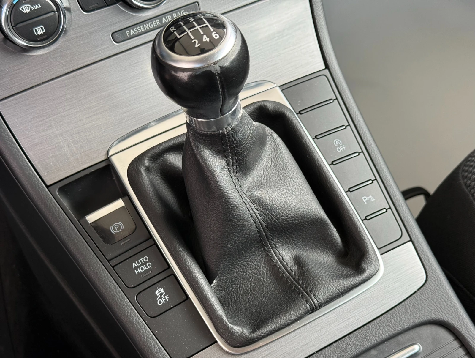 VW Passat 2.0TDI = ПОДГРЕВ = CARPLAY = TOP = ЛИЗИНГ, снимка 10 - Автомобили и джипове - 55157856