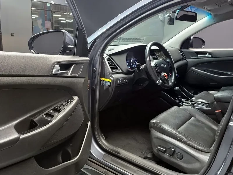 Hyundai Tucson 2.0 CRDi, снимка 11 - Автомобили и джипове - 54258414