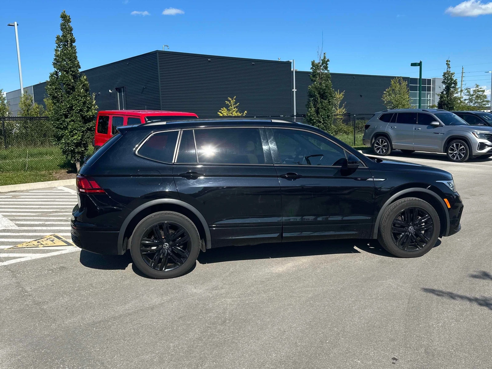 VW Tiguan * Comfortline R Line Black Edition * АВТОКРЕДИТ * , снимка 4 - Автомобили и джипове - 56099413