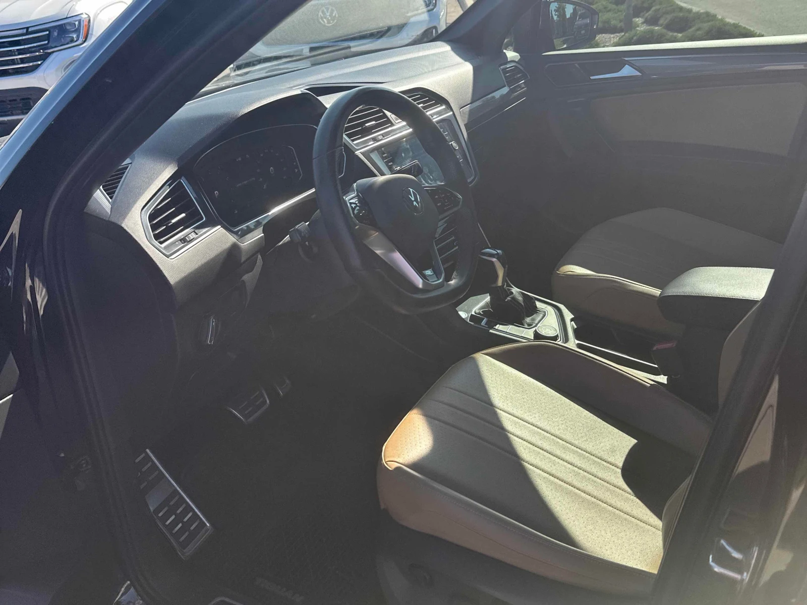 VW Tiguan * Comfortline R Line Black Edition * АВТОКРЕДИТ * , снимка 7 - Автомобили и джипове - 56099413