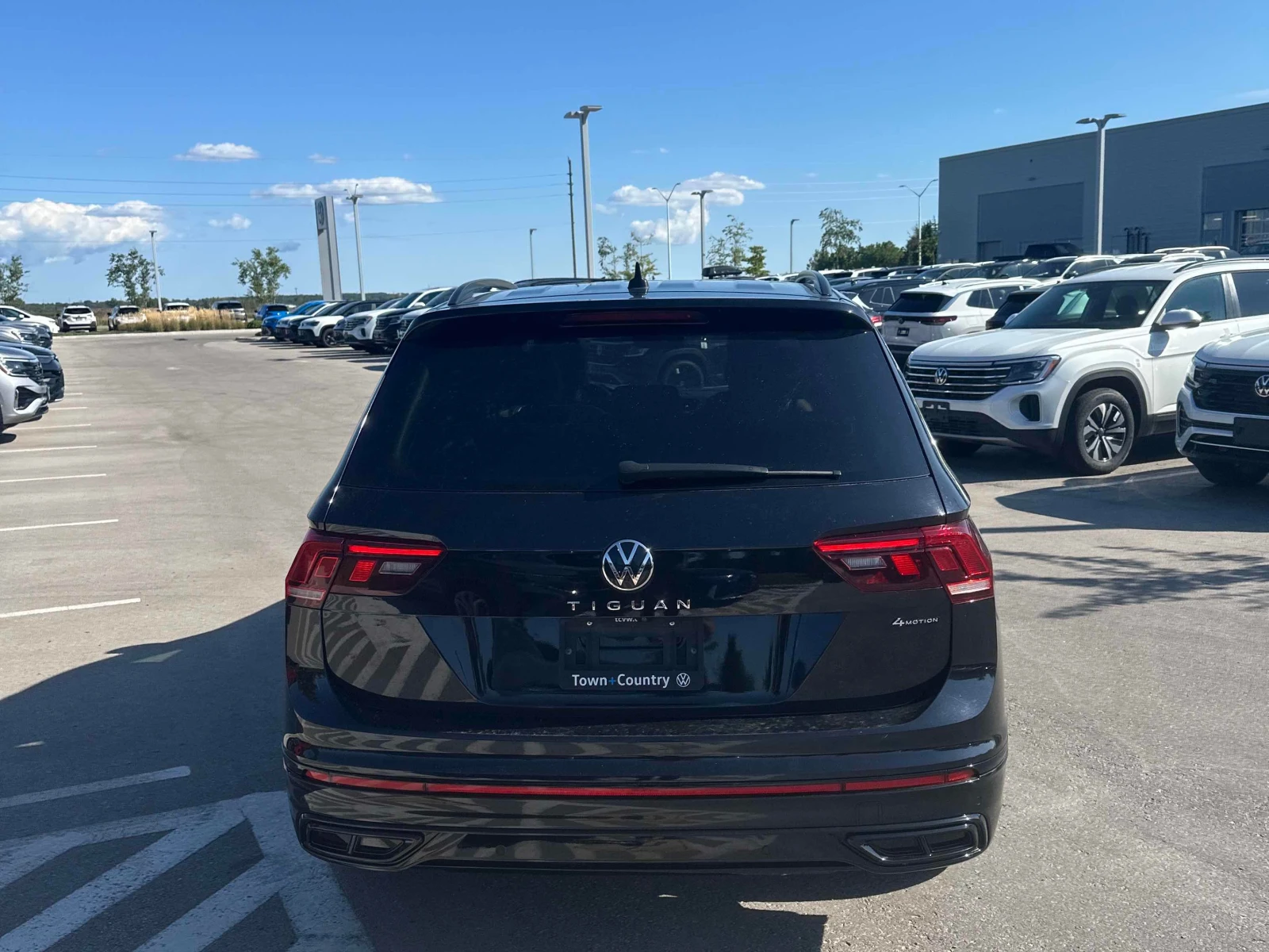 VW Tiguan * Comfortline R Line Black Edition * АВТОКРЕДИТ * , снимка 5 - Автомобили и джипове - 56099413