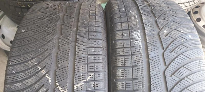 Гуми Зимни 225/40R18, снимка 1 - Гуми и джанти - 33539852