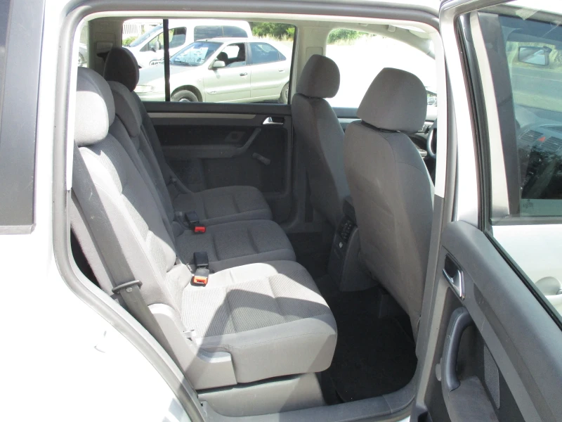 VW Touran 1.6/БЕНЗИН/102кс./6+ 1МЕСТА/КАТО НОВА, снимка 15 - Автомобили и джипове - 50915466
