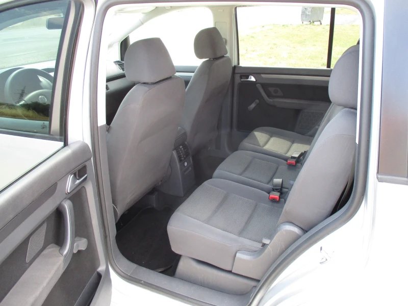 VW Touran 1.6/БЕНЗИН/102кс./6+ 1МЕСТА/КАТО НОВА, снимка 11 - Автомобили и джипове - 50915466