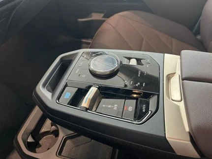 BMW iX xDrive50/523HP/HUD/CAM/AHK/HUD/LED/NAVI/KLESS/496g - изображение 10