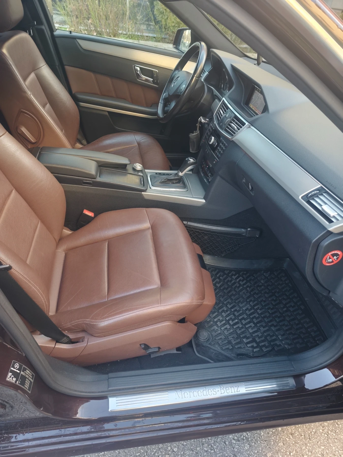 Mercedes-Benz E 220 Авангард, ксенон, кожа, автомат, Топ състояние! , снимка 11 - Автомобили и джипове - 55225908