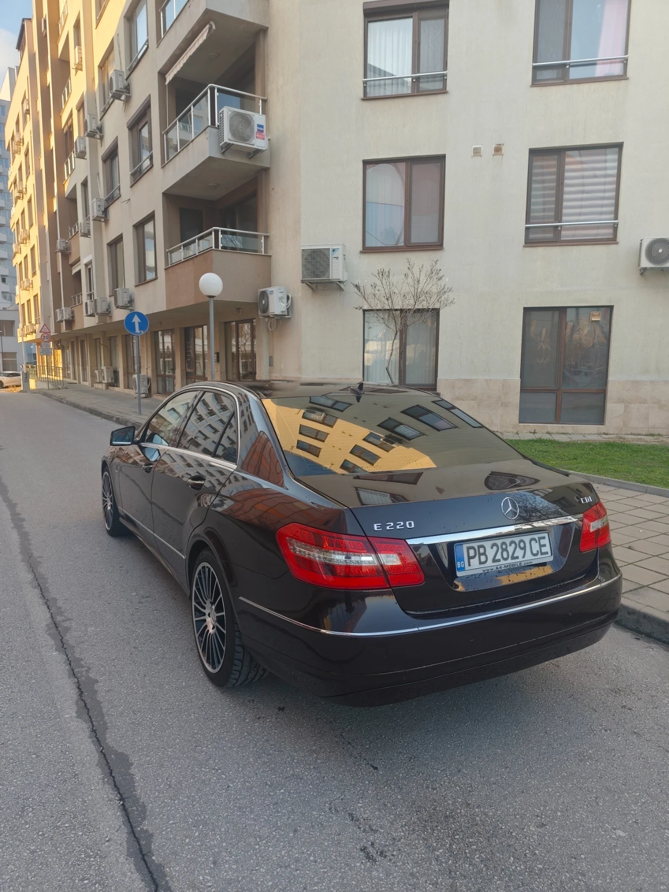 Mercedes-Benz E 220 Авангард, ксенон, кожа, автомат, Топ състояние! , снимка 6 - Автомобили и джипове - 55225908