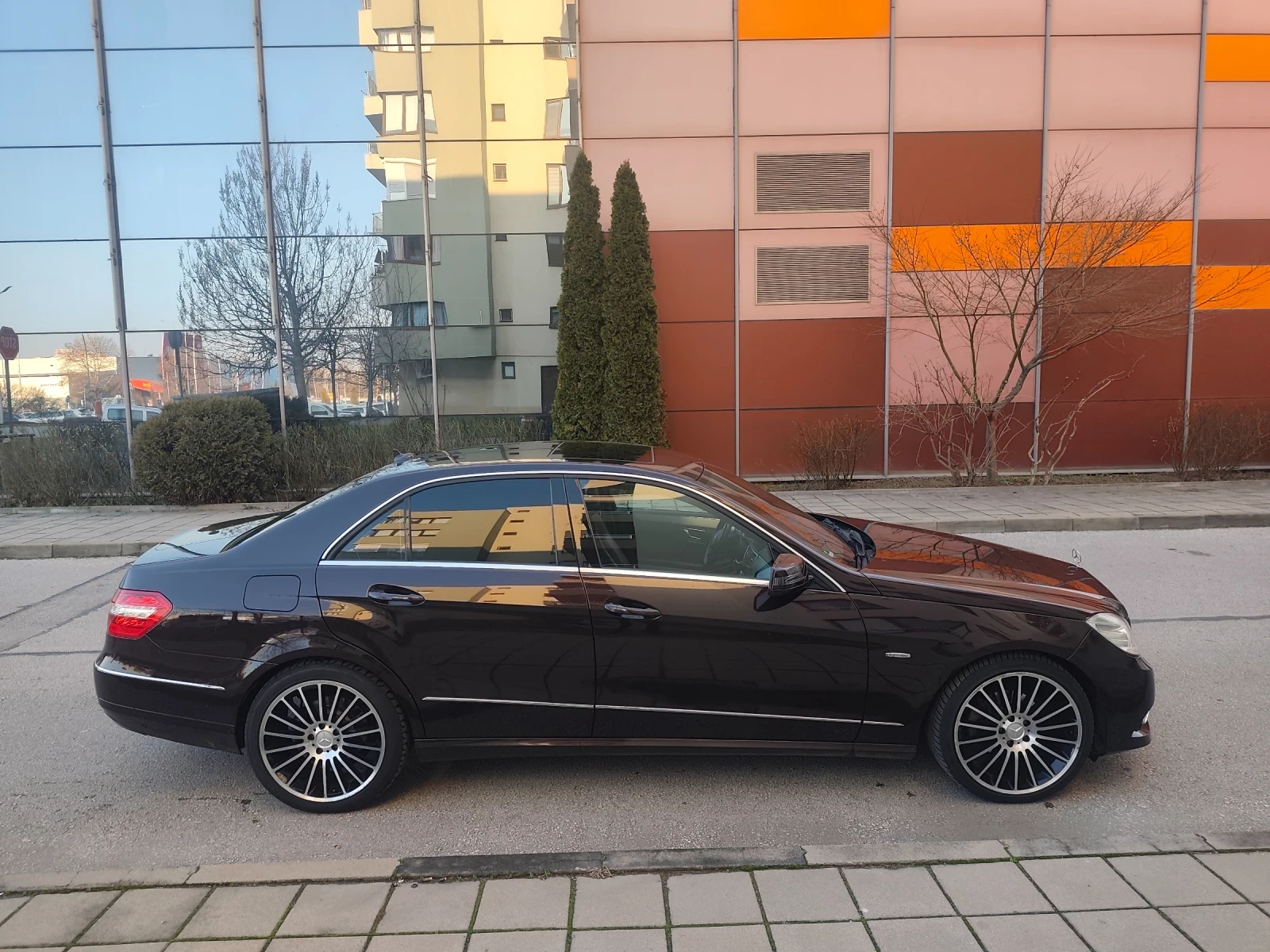 Mercedes-Benz E 220 Авангард, ксенон, кожа, автомат, Топ състояние! , снимка 4 - Автомобили и джипове - 55225908