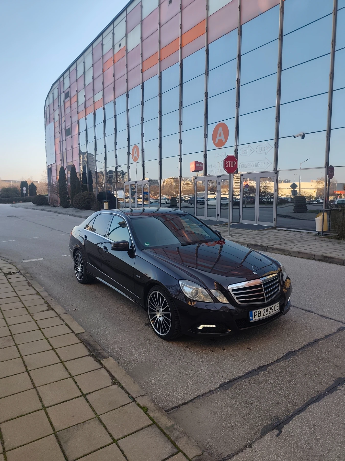 Mercedes-Benz E 220 Авангард, ксенон, кожа, автомат, Топ състояние! , снимка 3 - Автомобили и джипове - 55225908