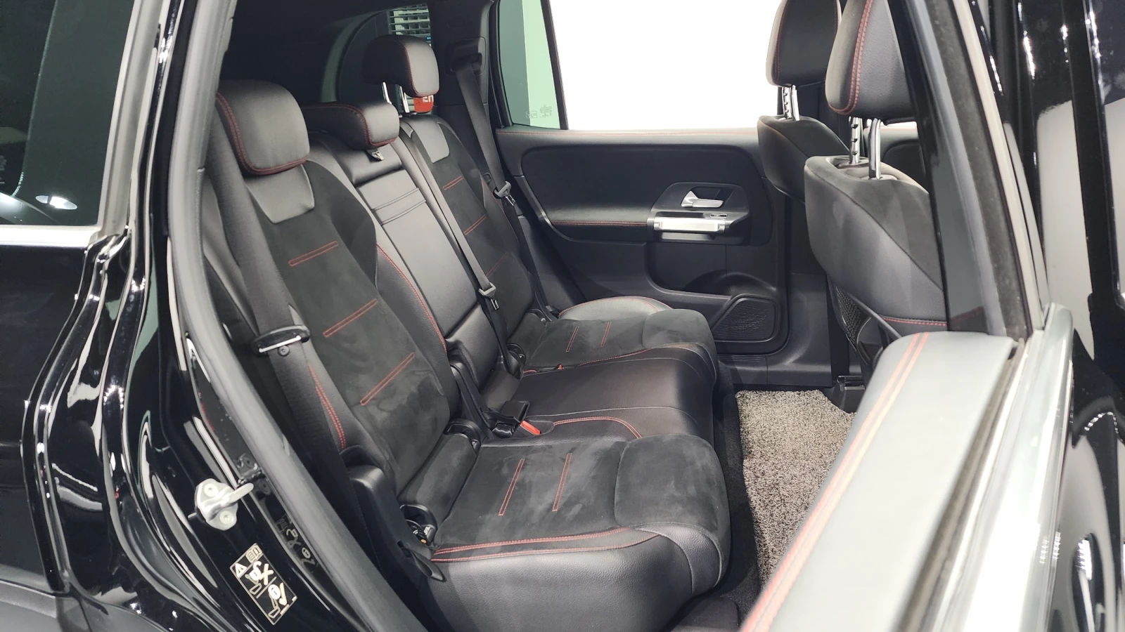 Mercedes-Benz GLB 250 / 4MATIC / AMG PKG / 360 / DISTRONIC, снимка 10 - Автомобили и джипове - 53930683