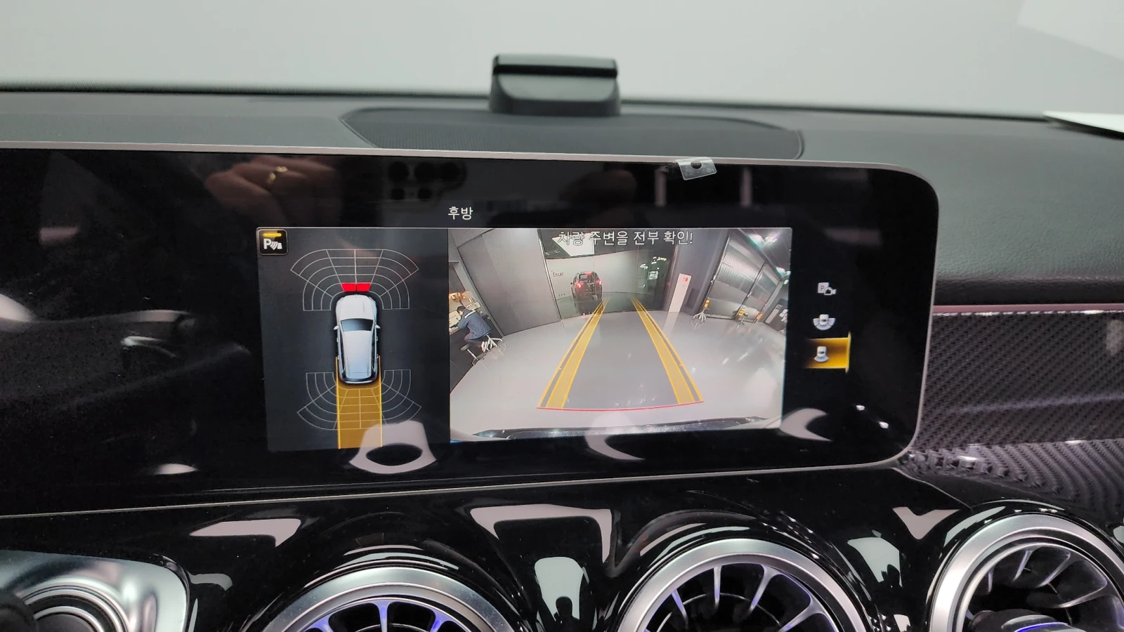 Mercedes-Benz GLB 250 / 4MATIC / AMG PKG / 360 / DISTRONIC, снимка 12 - Автомобили и джипове - 53930683