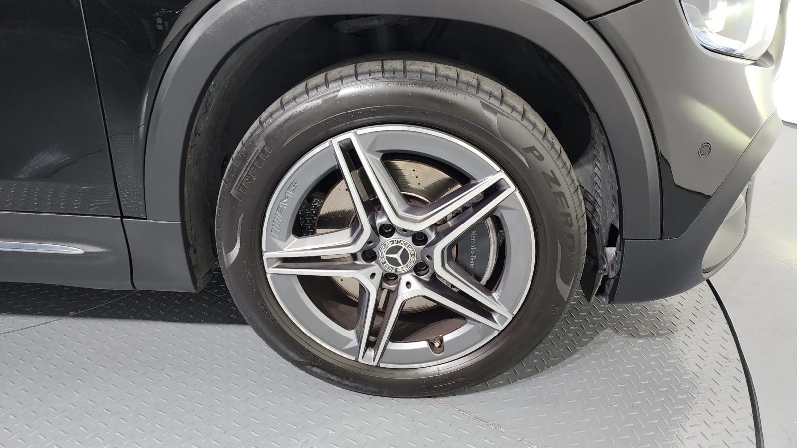 Mercedes-Benz GLB 250 / 4MATIC / AMG PKG / 360 / DISTRONIC, снимка 5 - Автомобили и джипове - 53930683