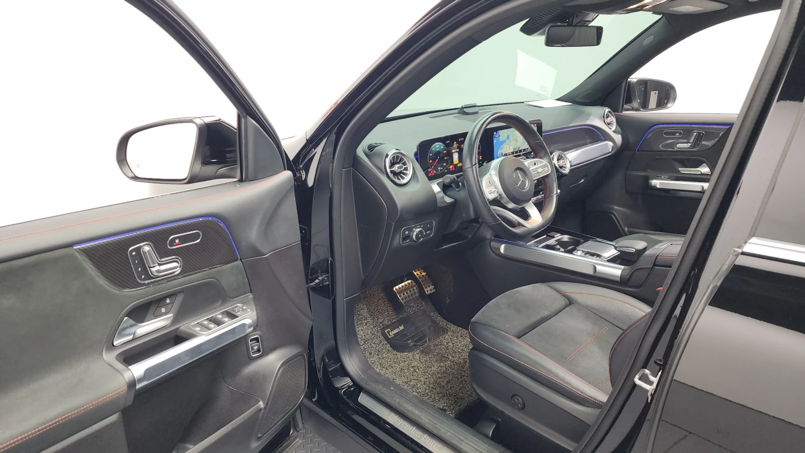 Mercedes-Benz GLB 250 / 4MATIC / AMG PKG / 360 / DISTRONIC, снимка 9 - Автомобили и джипове - 53930683