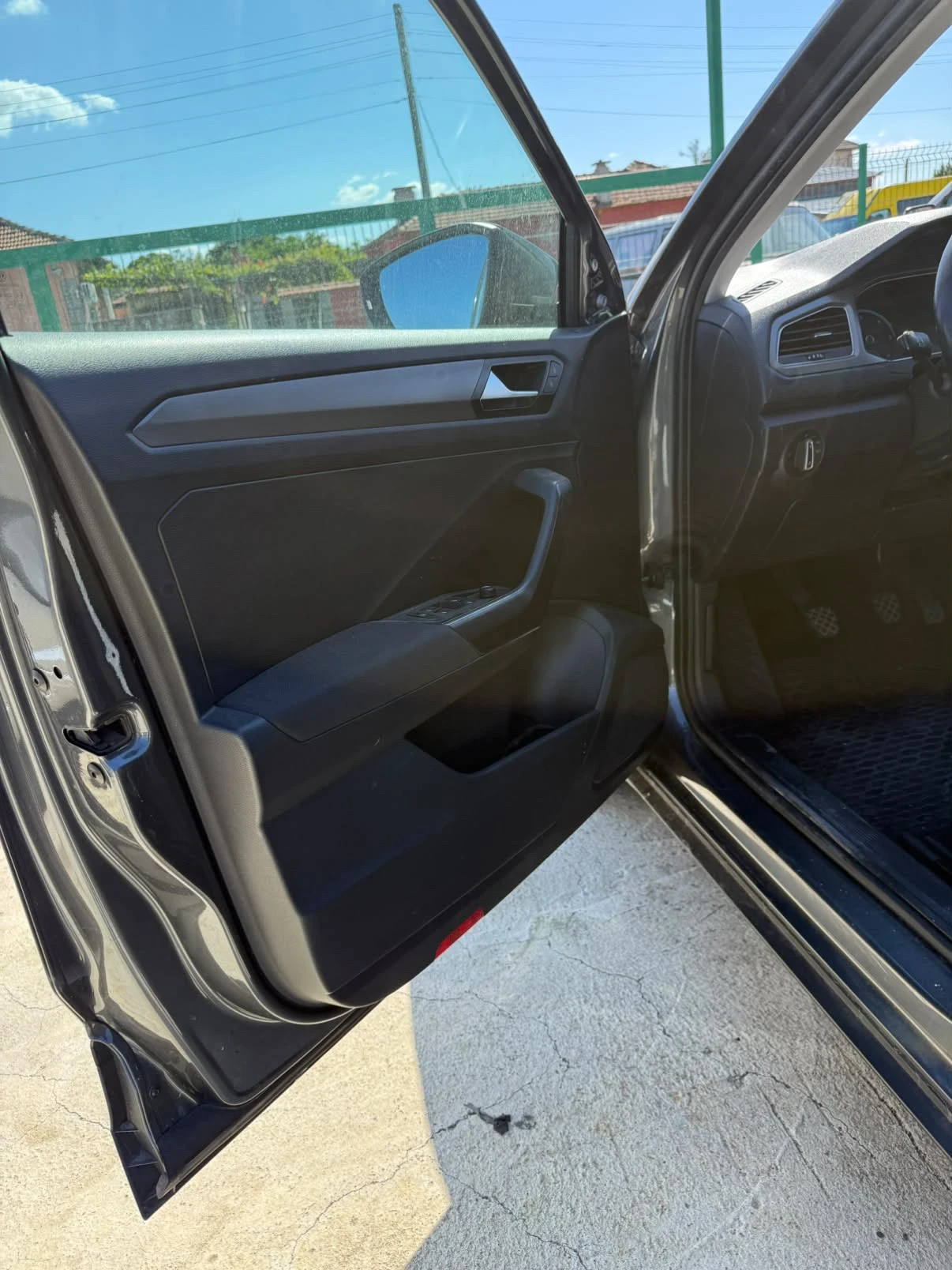 VW T-Roc, снимка 10 - Автомобили и джипове - 56327105