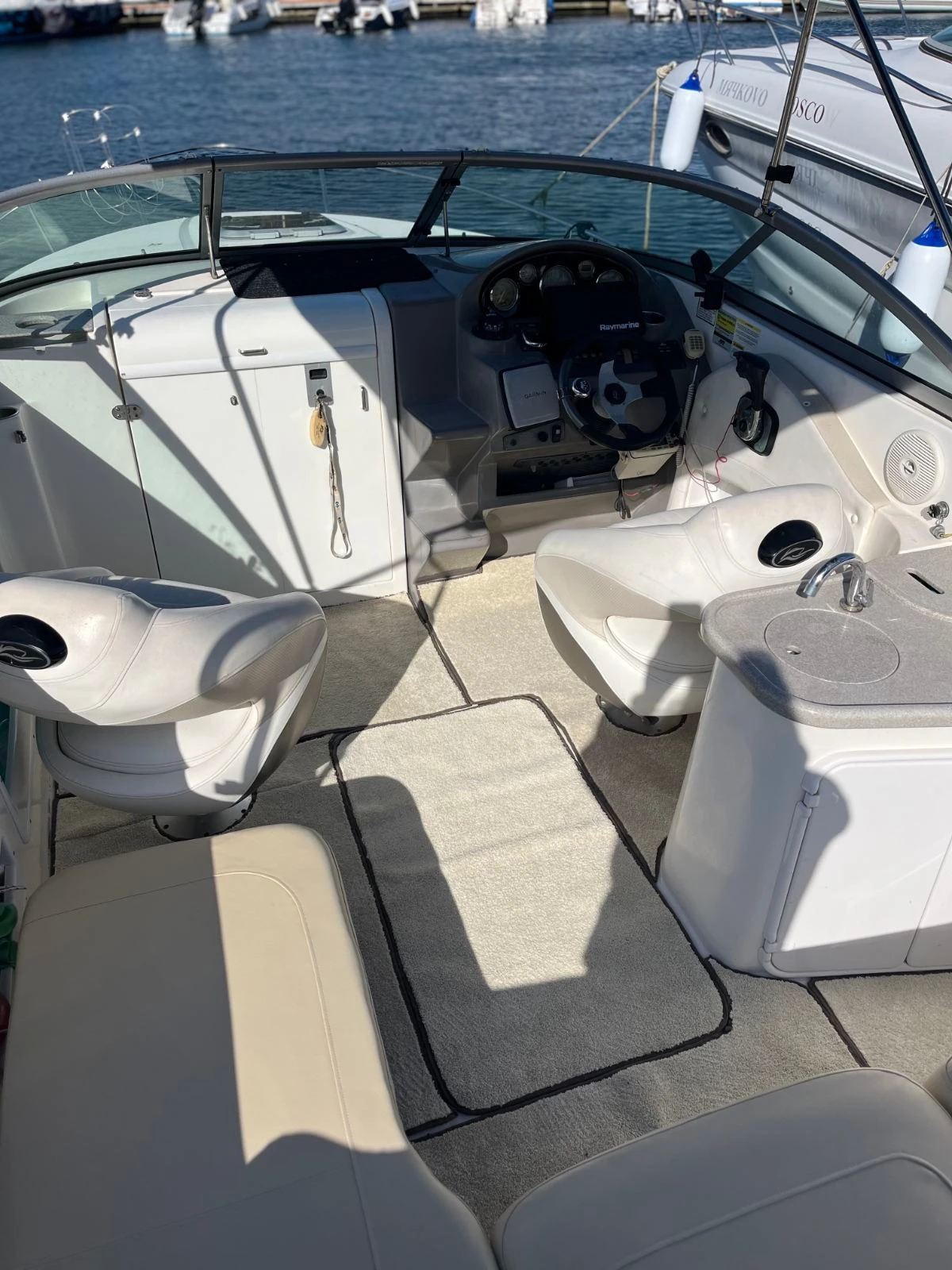 Моторна яхта Rinker 230, снимка 5 - Воден транспорт - 55413287