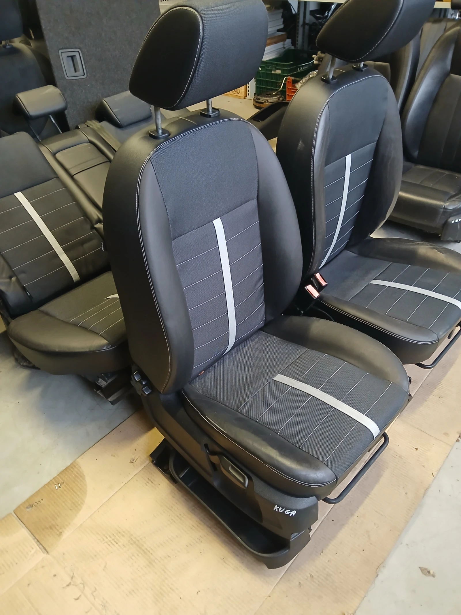 Салон Ford Kuga 2010г , снимка 4 - Части - 56657414