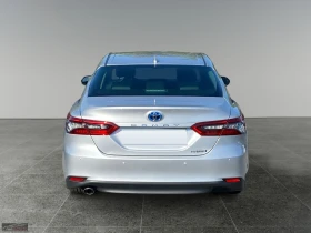 Toyota Camry 2.5 HYBRID/218HP/EXECUTIVE/NAVI/CARPLAY/484b, снимка 9