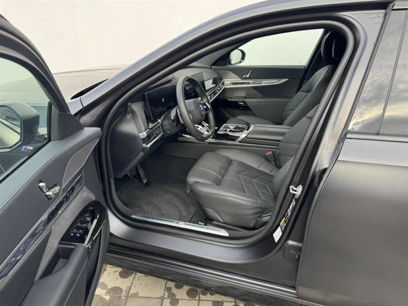 BMW 750 xDrive Sedan, снимка 8 - Автомобили и джипове - 52989942