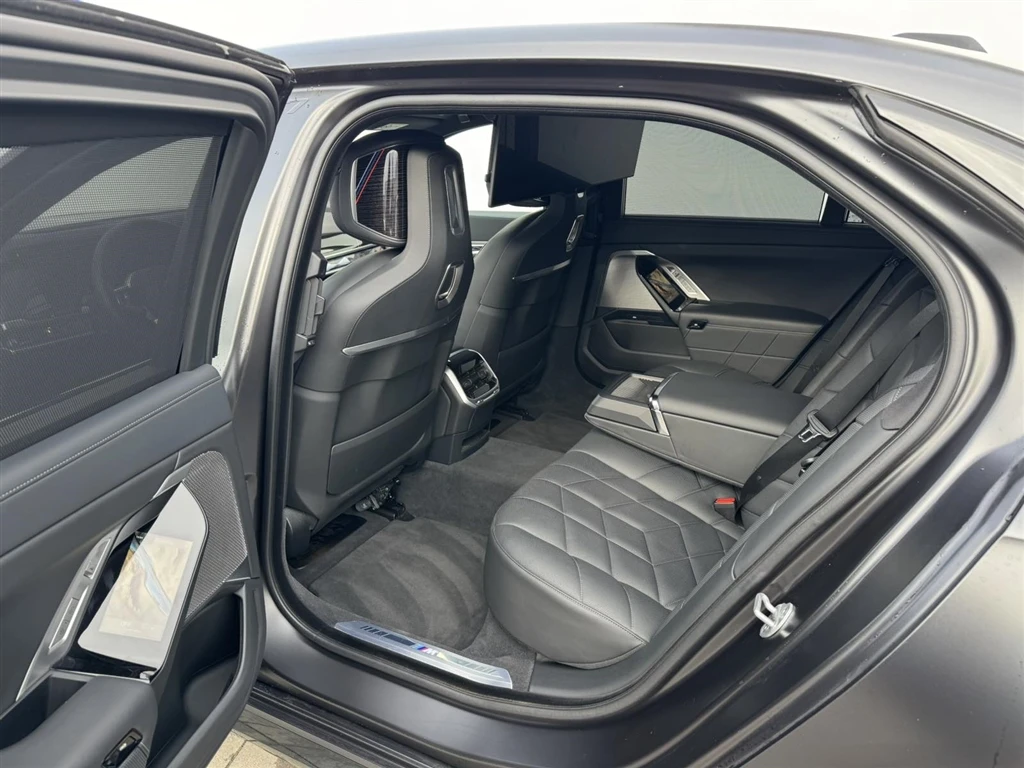 BMW 750 xDrive Sedan - изображение 10