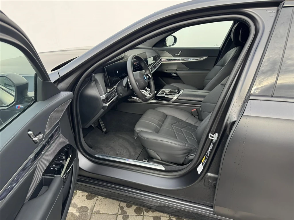 BMW 750 xDrive Sedan - изображение 8