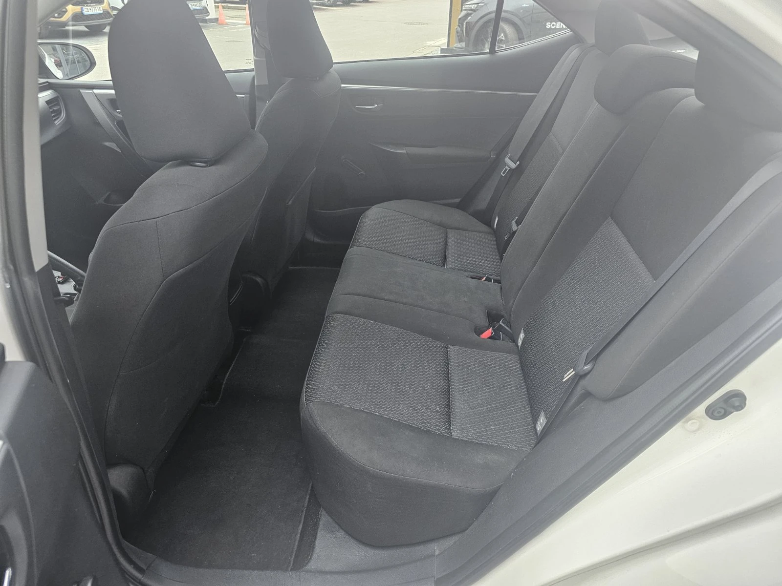 Toyota Corolla 1.6, снимка 13 - Автомобили и джипове - 54099408