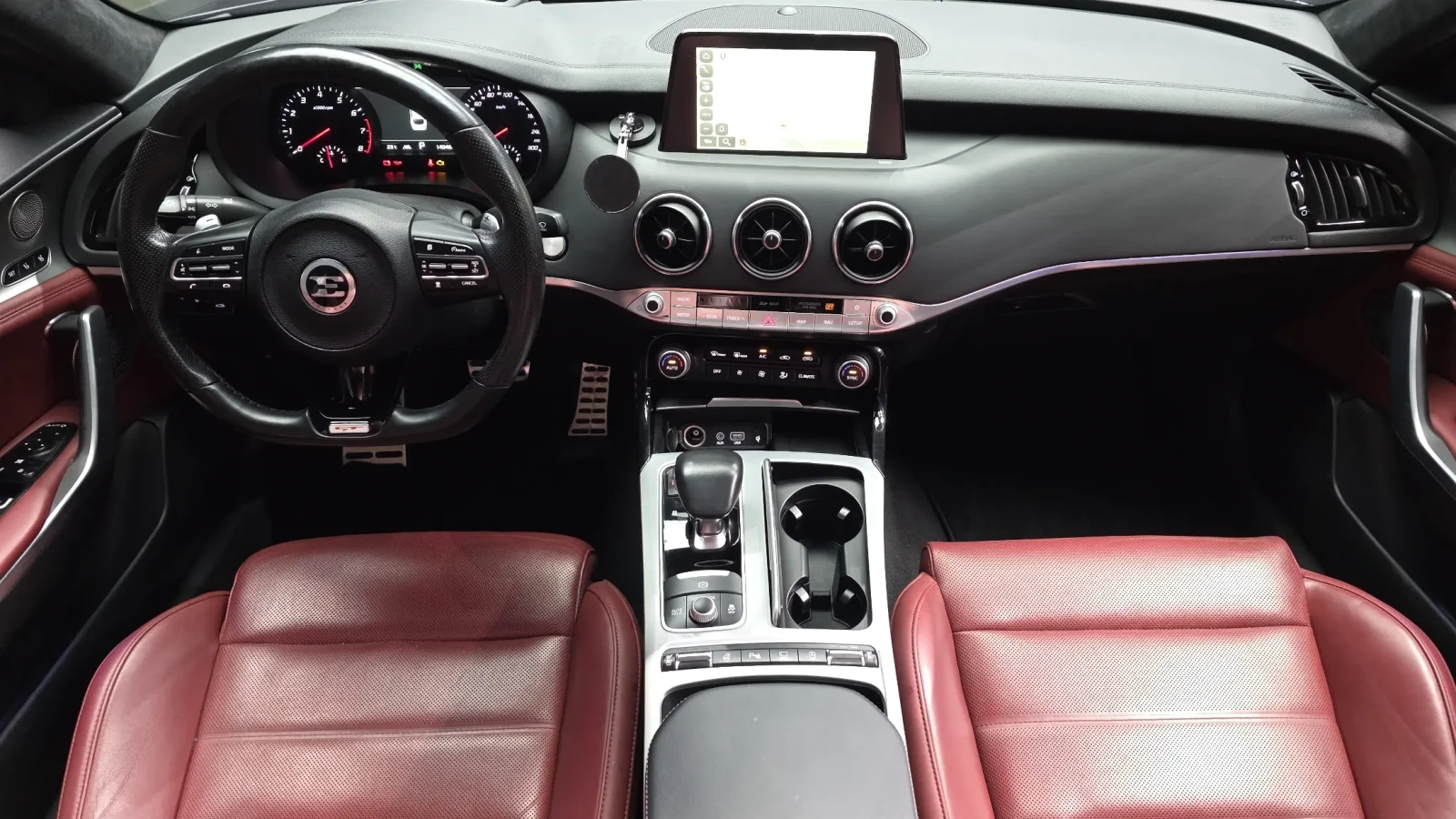 Kia Stinger 3.3t AWD Cam360/Disi/Panorama/Обдухване, снимка 6 - Автомобили и джипове - 55187494