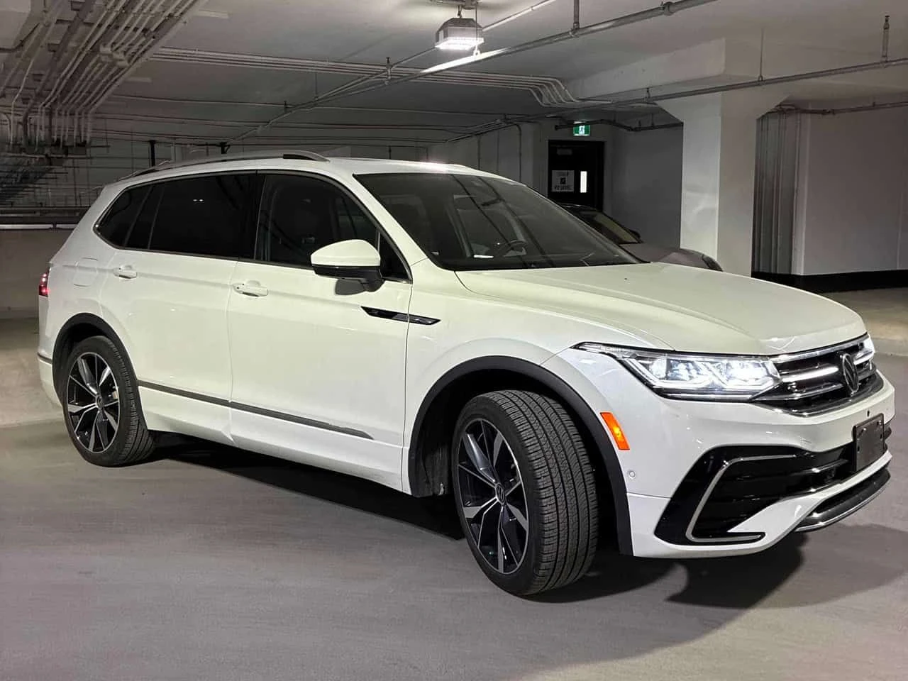 VW Tiguan * Highline R Line * CARFAX * ОТ ПРЕДСТАВИТЕЛСТВО, снимка 3 - Автомобили и джипове - 55024441