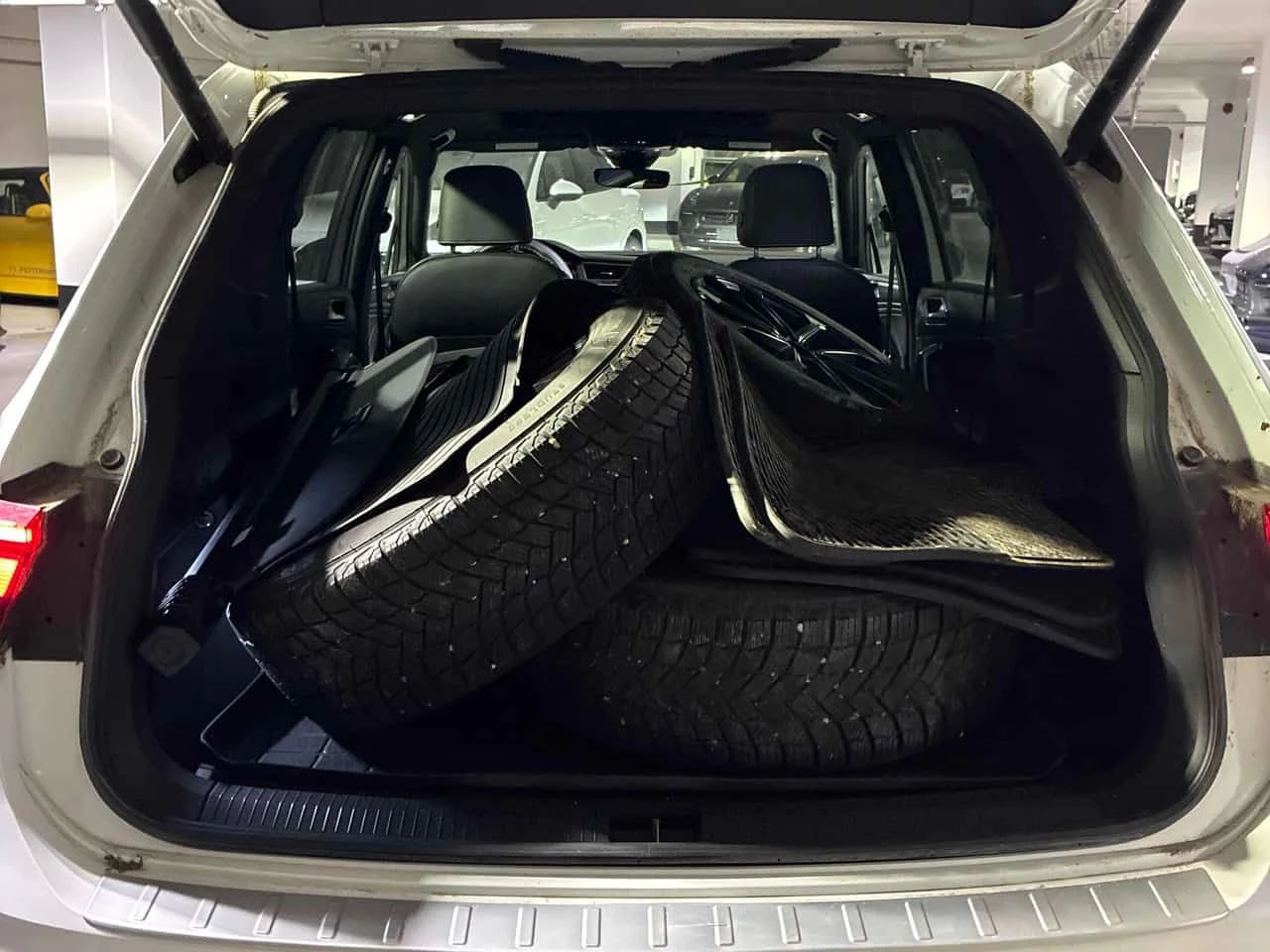 VW Tiguan * Highline R Line * CARFAX * ОТ ПРЕДСТАВИТЕЛСТВО, снимка 13 - Автомобили и джипове - 55024441