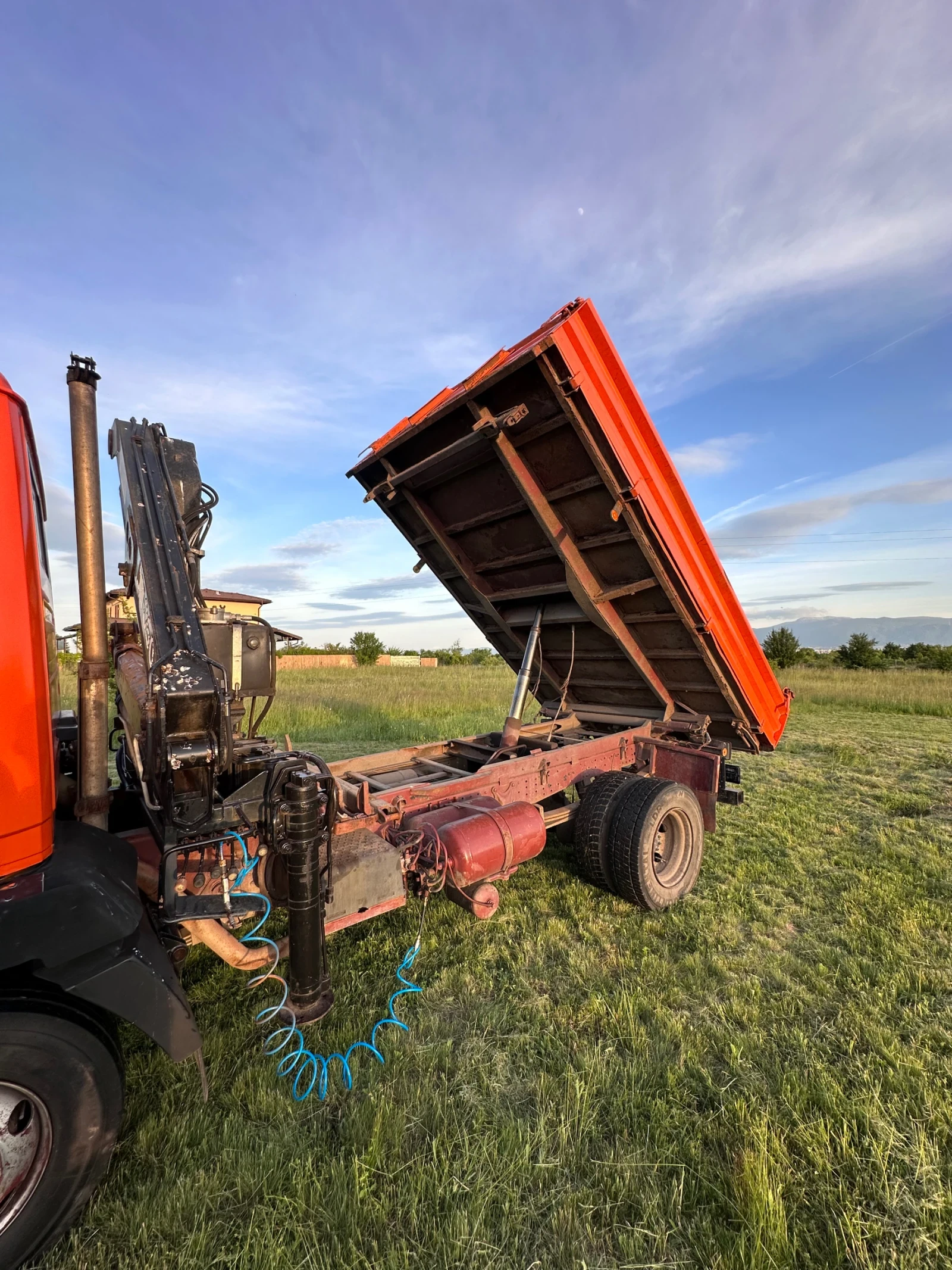 Mercedes-Benz 809 Самосвал с Кран, снимка 3 - Камиони - 54681351
