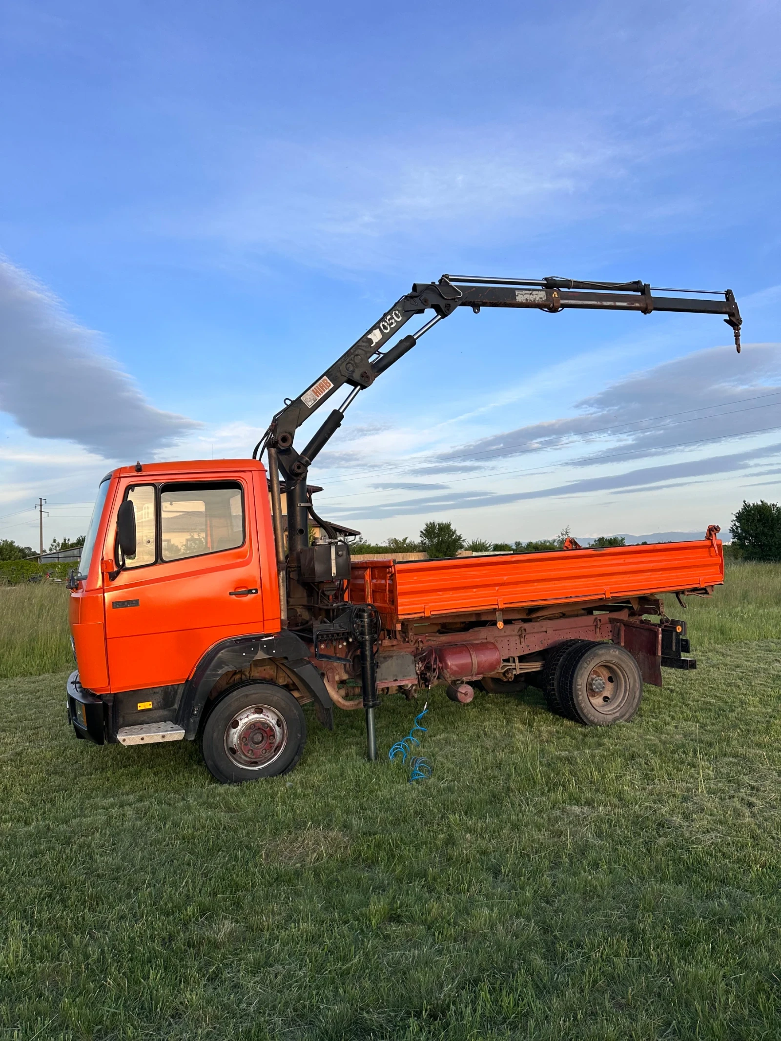 Mercedes-Benz 809 Самосвал с Кран, снимка 2 - Камиони - 54681351