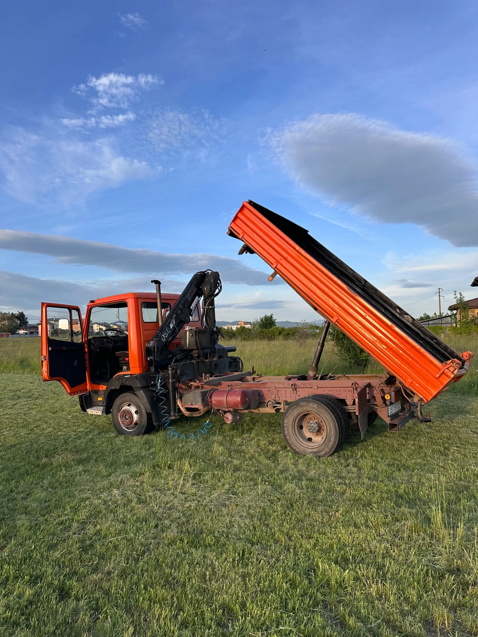Mercedes-Benz 809 Самосвал с Кран, снимка 4 - Камиони - 54681351