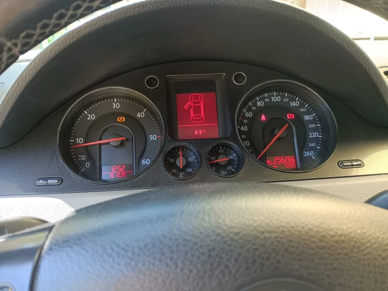 VW Passat 2.0 tdi, снимка 7 - Автомобили и джипове - 52106564