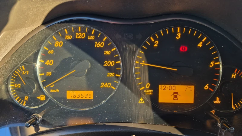 Toyota Avensis 2.0 D 126, снимка 9 - Автомобили и джипове - 52815964