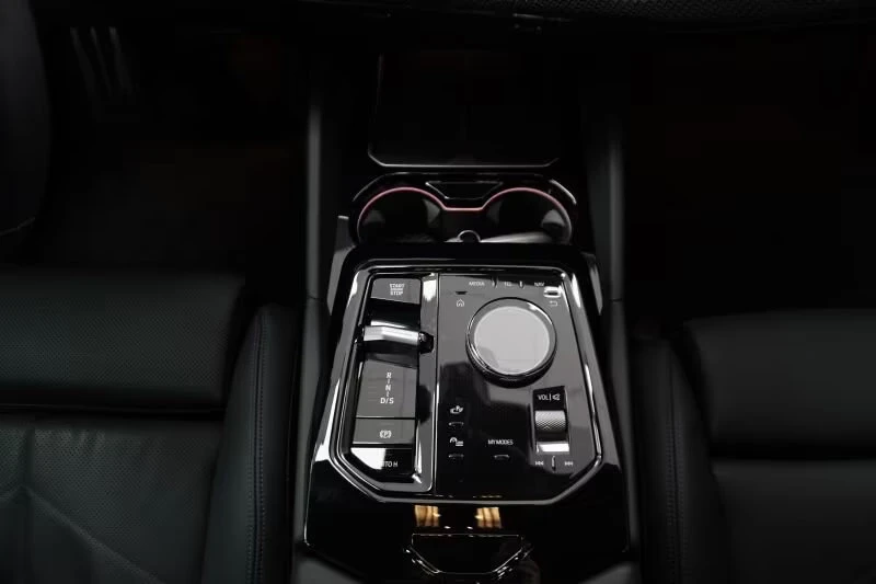 BMW 550 e/xDRIVE/489HP/MSPORTpro/20/360/NAVI/AMBI/915v, снимка 11 - Автомобили и джипове - 53414616