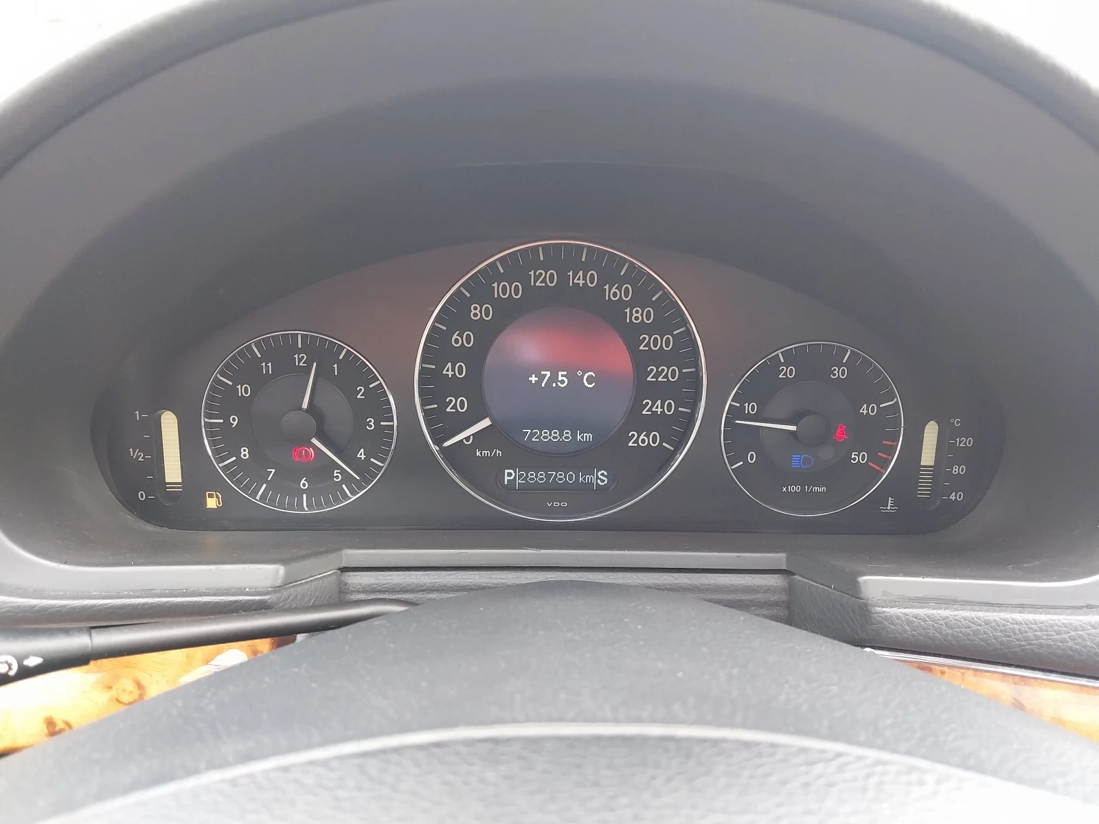 Mercedes-Benz E 220, снимка 5 - Автомобили и джипове - 53959464