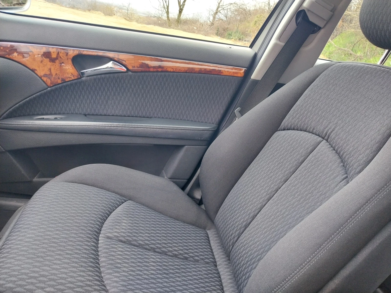 Mercedes-Benz E 220, снимка 4 - Автомобили и джипове - 53959464