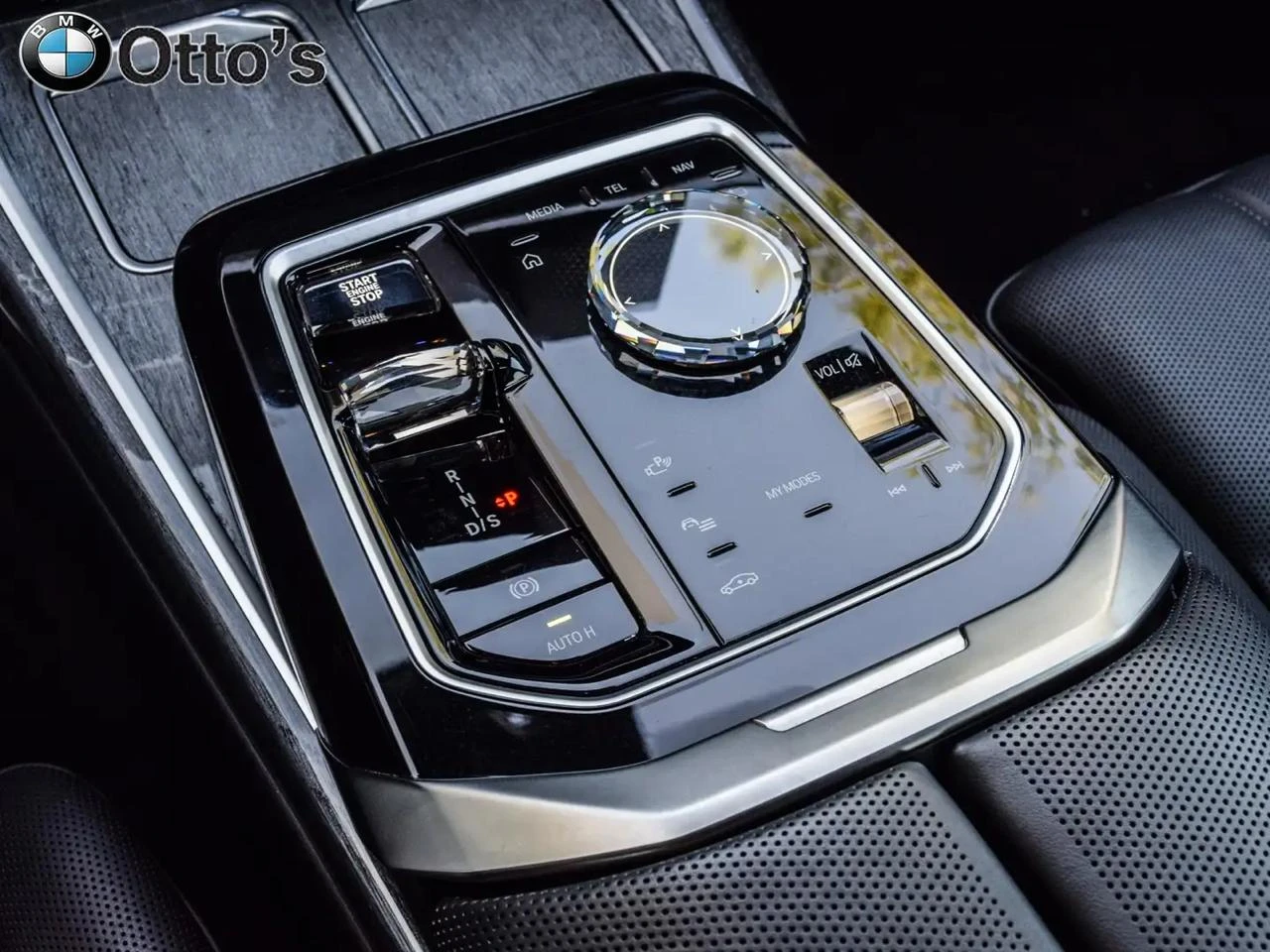 BMW 750 е* Масаж* Обдух* HeadUp* Individual* Distronic, снимка 15 - Автомобили и джипове - 56225513