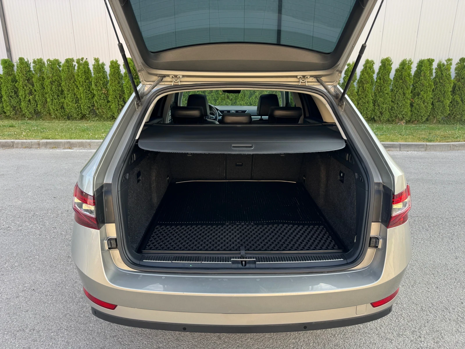 Skoda Superb 2.0TDI 4x4/Панорама/Keyless/Дистроник/ШВЕЙЦАРИЯ!!! - изображение 5