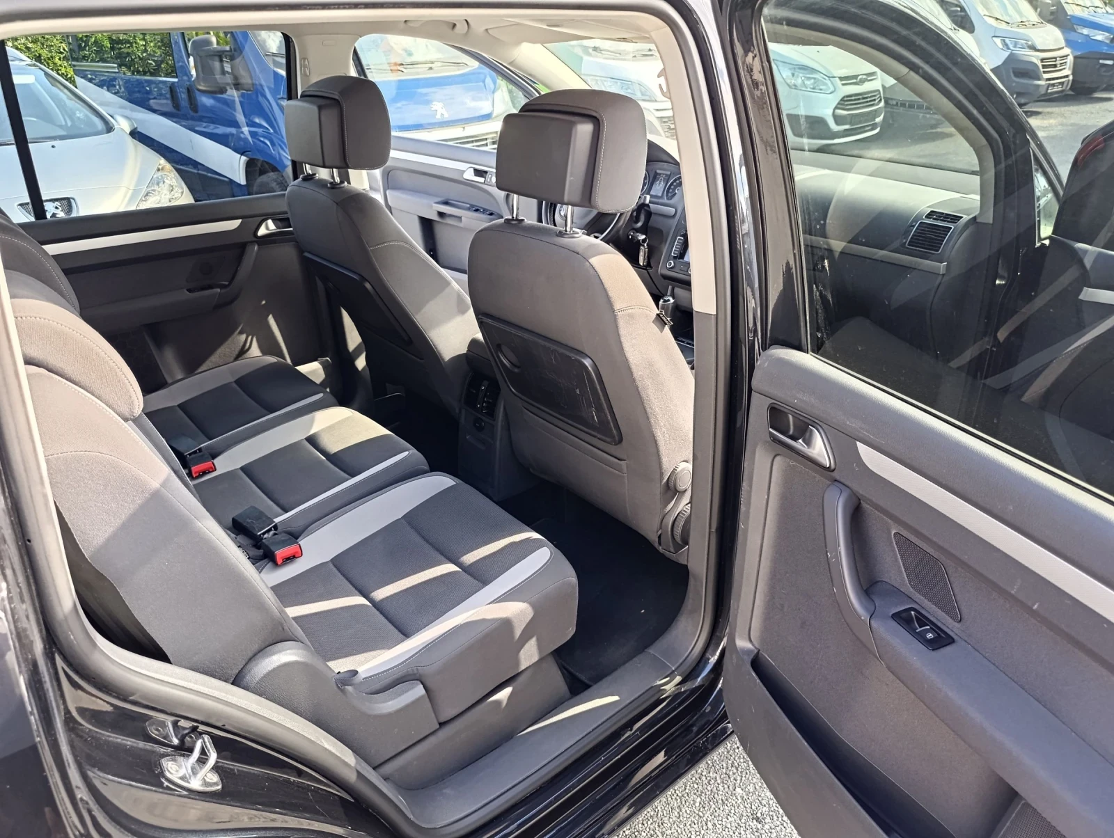 VW Touran Facelift 1.4 TSI 140 !! FULL SERVICE !!, снимка 11 - Автомобили и джипове - 54960978