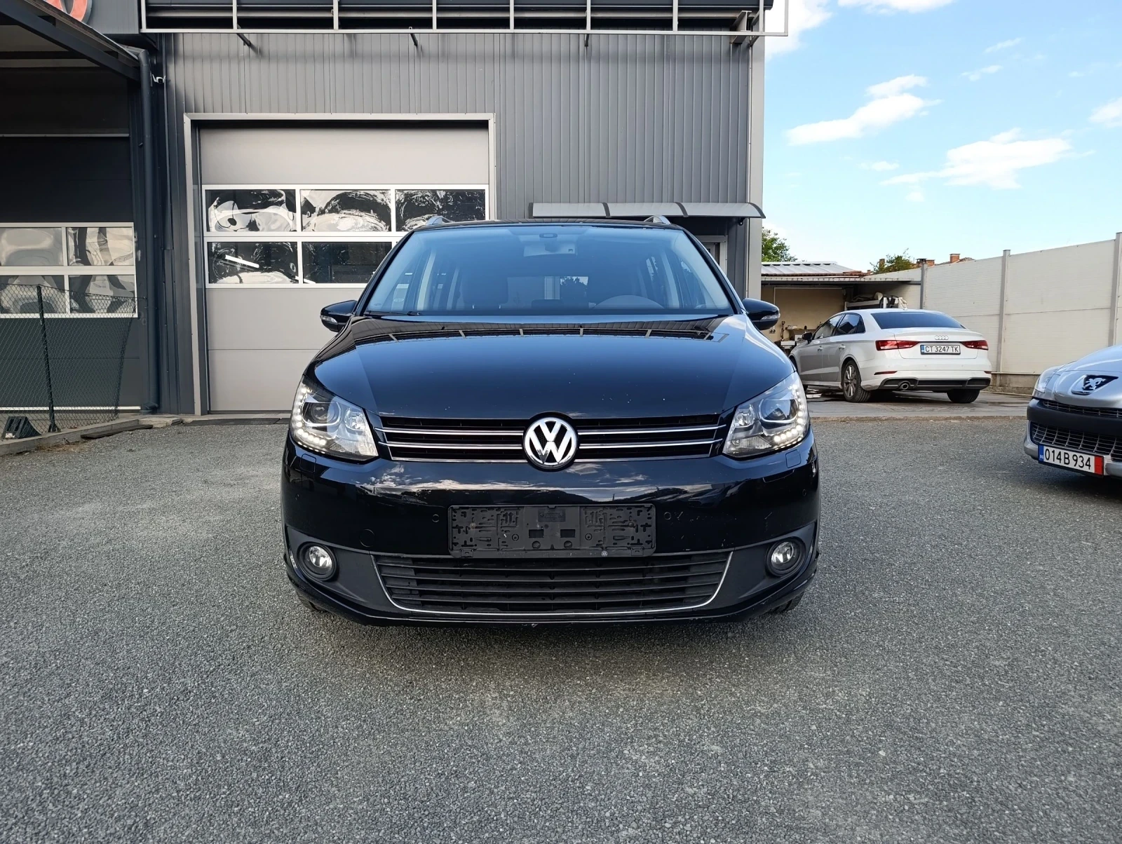 VW Touran Facelift 1.4 TSI 140 !! FULL SERVICE !!, снимка 2 - Автомобили и джипове - 54960978
