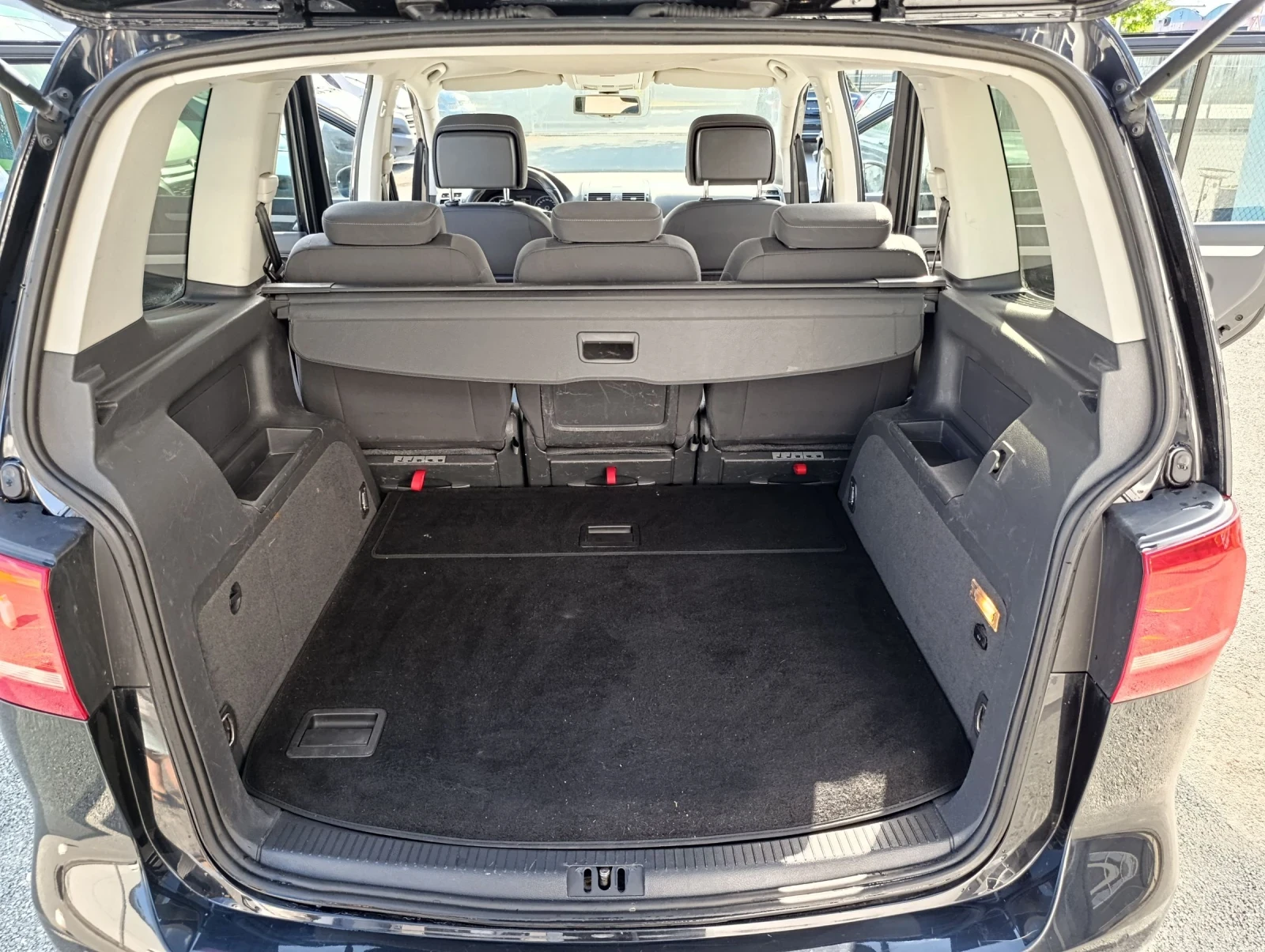 VW Touran Facelift 1.4 TSI 140 !! FULL SERVICE !!, снимка 13 - Автомобили и джипове - 54960978