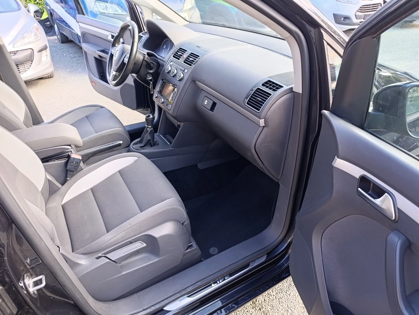 VW Touran Facelift 1.4 TSI 140 !! FULL SERVICE !!, снимка 10 - Автомобили и джипове - 54960978