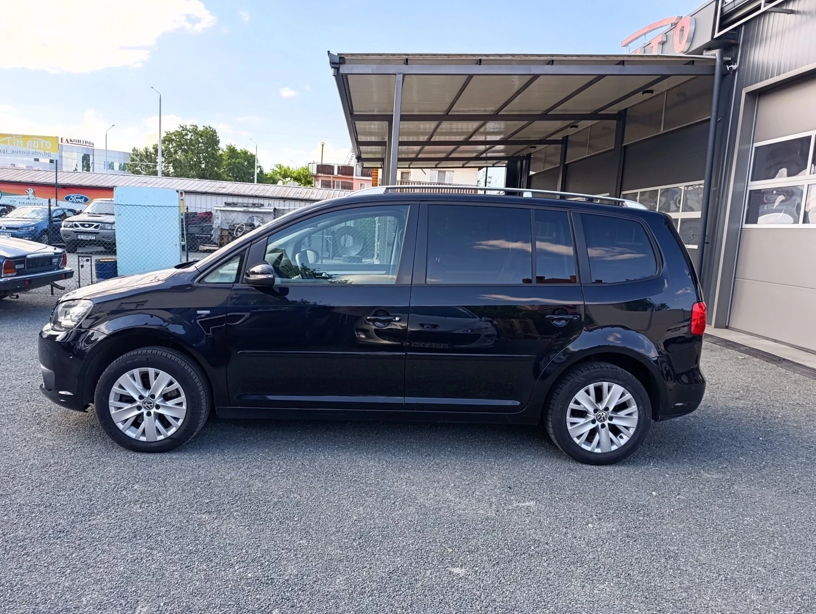VW Touran Facelift 1.4 TSI 140 !! FULL SERVICE !!, снимка 8 - Автомобили и джипове - 54960978