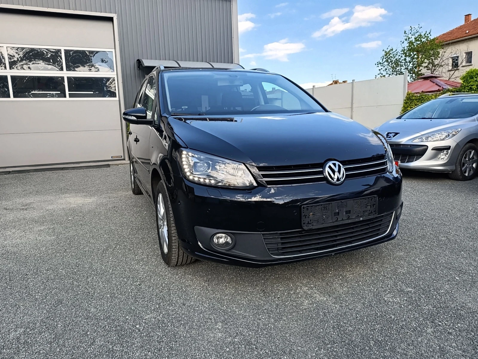 VW Touran Facelift 1.4 TSI 140 !! FULL SERVICE !!, снимка 3 - Автомобили и джипове - 54960978