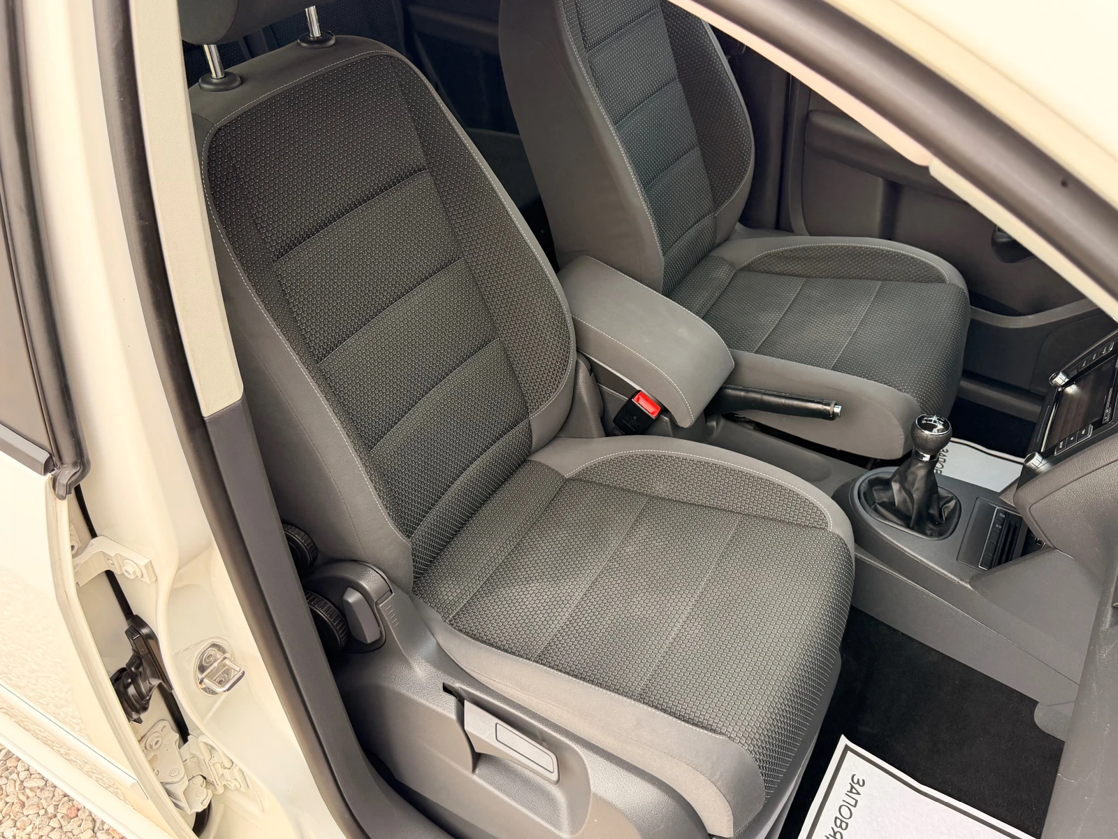 VW Touran 1.6TDI* 105ks* 6sk* КАТО НОВА* LIZING, снимка 9 - Автомобили и джипове - 55929290