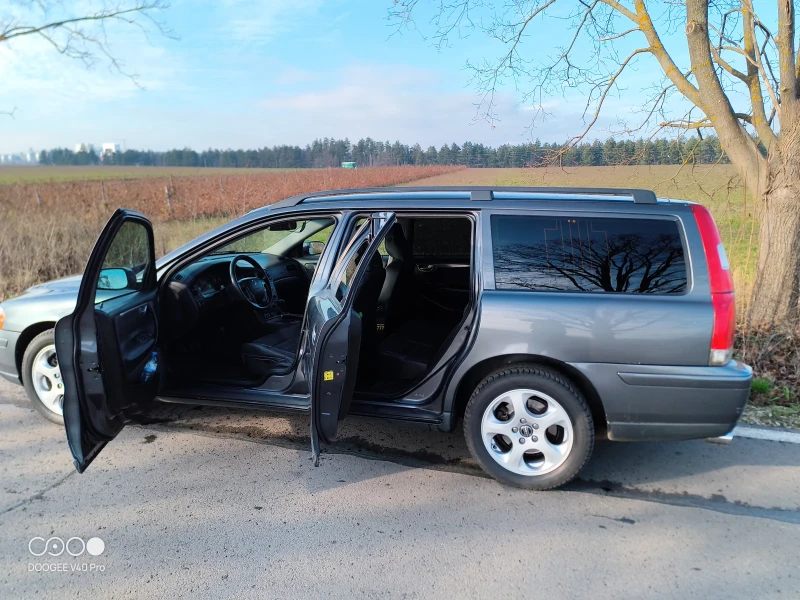 Volvo V70 2, 4 газ-бензин, снимка 11 - Автомобили и джипове - 52890831